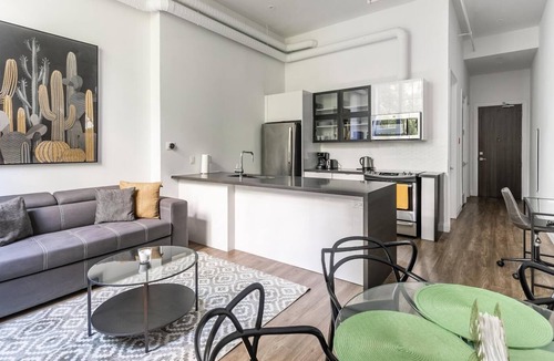 Kirkendall North Apartment | GLOBALSTAY . UV DISINFECTED 1 BR LOFT. Free Parking. Gym