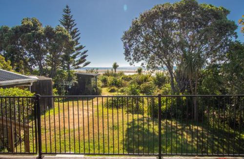 Pakawau House | Godwit Cottage - Pākawau Beachfront Holiday Home