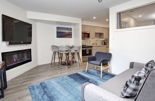 Nordic Estates Condo | 🏘Gorgeous 1 Bedroom Suite🛏Free Parking/Creekside