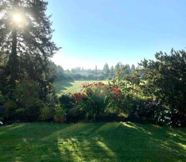 Victoria Apartment | Gorgeous 2 Bedroom Cottage by the City