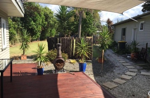 Orere Point House | Gorgeous Cliff Top Kiwi Bach facing the sea