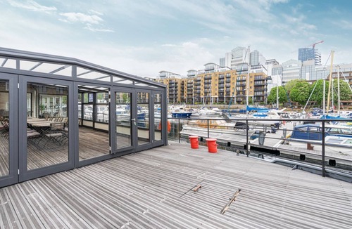 Tower Hill Boat Rental | Gorgeous houseboat with sauna