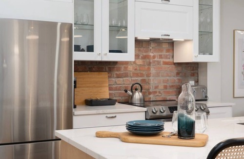 Mile End Apartment | Gorgeous Mile End-3BD 3BA+Parking/Sauna