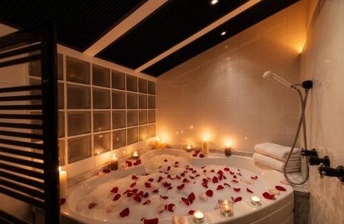 Colonno Apartment | Grace Suite with Jacuzzi Wonderful Lakefront View