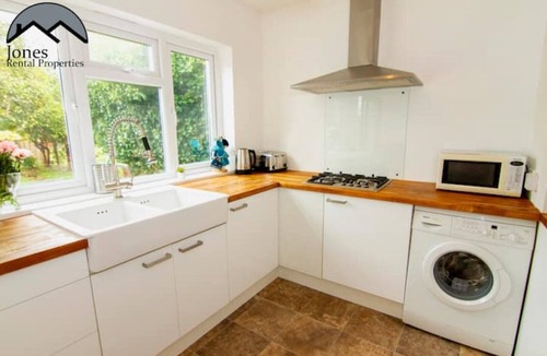 Portswood House | Granby Grove Townhouse - Sleeps 8- 4 Bedrooms