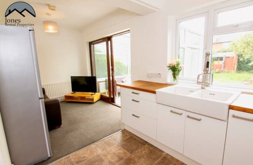Portswood House | Granby Grove Townhouse - Sleeps 8- 4 Bedrooms