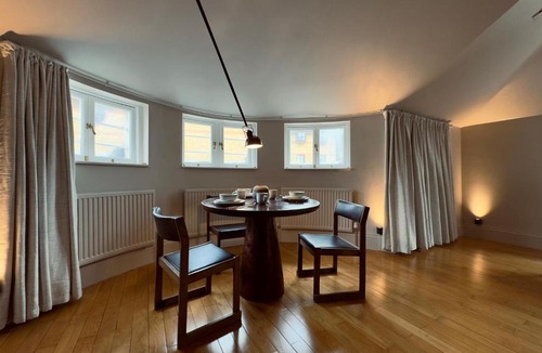 Paddington Apartment | Grand 2BR Penthouse with Projector near Hyde Park