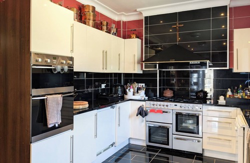 Hove House | Grand 3 Bedroom House with Garden and Free Parking