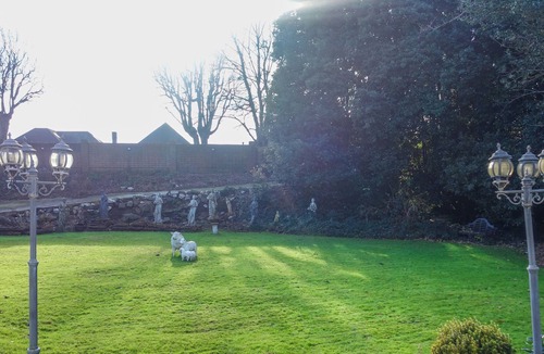 Hove House | Grand 3 Bedroom House with Garden and Free Parking