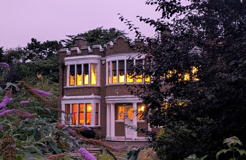 Hove House | Grand 3 Bedroom House with Garden and Free Parking
