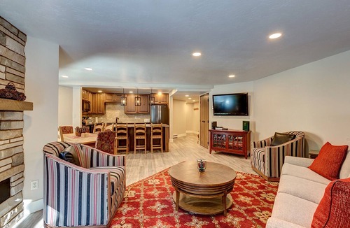 Peak 9 Condo | Great location, Sleeps 6, Walk to lifts/downtown, Garage parking!