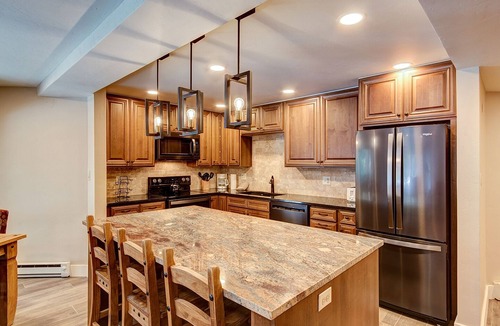 Peak 9 Condo | Great location, Sleeps 6, Walk to lifts/downtown, Garage parking!