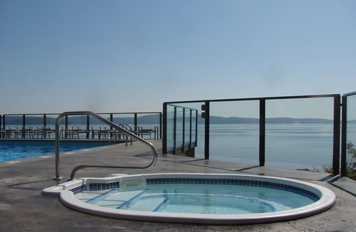 North Oyster House | Great Price ! Oceanfront , outdoor pool & hot tub Fall SPECIAL 155.00 a night