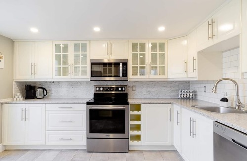 Grimsby Apartment | Grimsby Lakeview Suite l 3 Min Walk to Lake Ontario l King Bed l Great Value