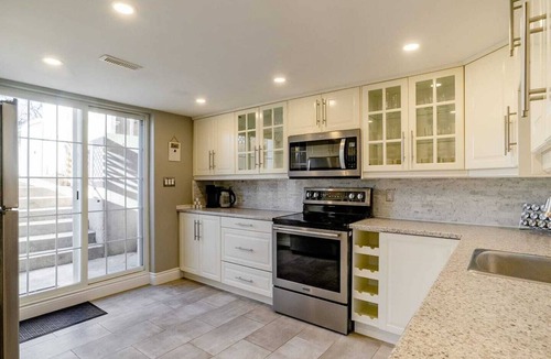 Grimsby Apartment | Grimsby Lakeview Suite l 3 Min Walk to Lake Ontario l King Bed l Great Value