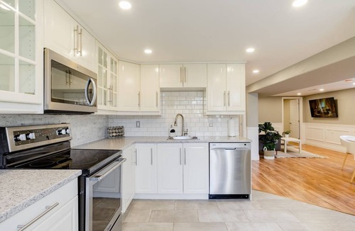 Grimsby Apartment | Grimsby Lakeview Suite l 3 Min Walk to Lake Ontario l King Bed l Great Value