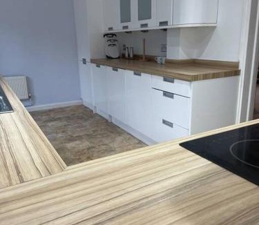 Netley Apartment | Guest House with garden and 2x parking space