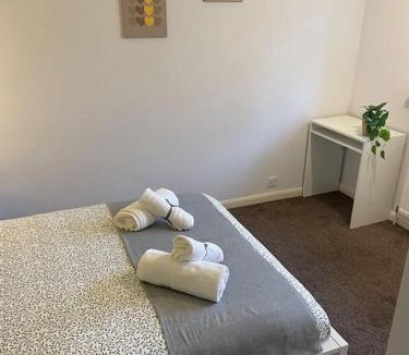 Netley Apartment | Guest House with garden and 2x parking space