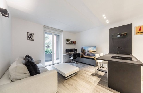 Rottole Apartment | GuestHost - Comfy APT with Private Parking & Balcony
