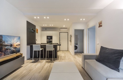 Rottole Apartment | GuestHost - Comfy APT with Private Parking & Balcony