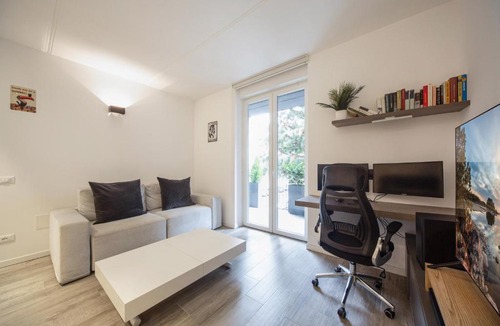 Rottole Apartment | GuestHost - Comfy APT with Private Parking & Balcony