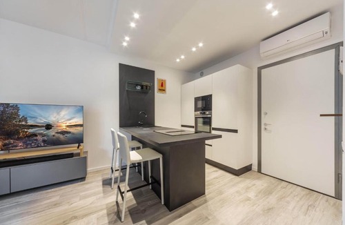 Rottole Apartment | GuestHost - Comfy APT with Private Parking & Balcony
