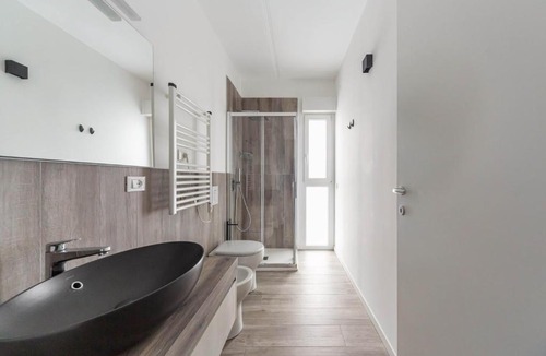 Rottole Apartment | GuestHost - Comfy APT with Private Parking & Balcony