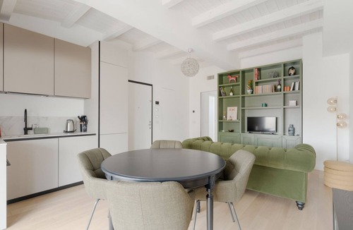 Zona Solari Apartment | GuestHost - Cozy 85m2 apartment, perfect for 4 people, located on the fourth floor of a building with lift (NOT suitable for disabled people - some steps to access).The property is located in the lively Solari district of Milan, a few steps from the M4 C