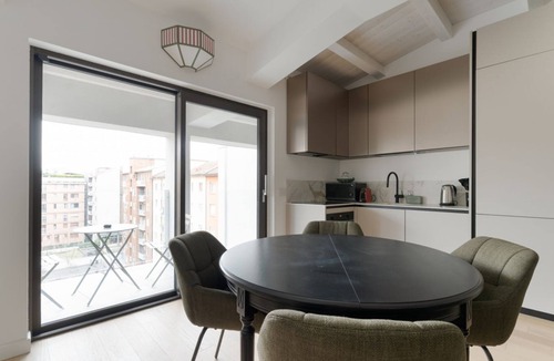 Zona Solari Apartment | GuestHost - Cozy 85m2 apartment, perfect for 4 people, located on the fourth floor of a building with lift (NOT suitable for disabled people - some steps to access).The property is located in the lively Solari district of Milan, a few steps from the M4 C