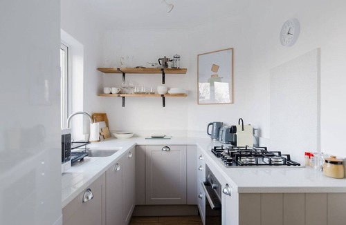 Childs Hill Apartment | GuestReady - Charming 3-Bedroom Apartment in NW11