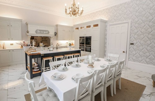 Alfreton House | HALLFIELD HALL, pet friendly, with hot tub in Higham, Derbyshire