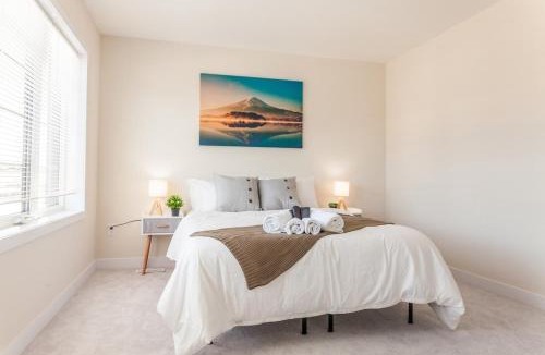 Caledonia House | Hamilton 4bd Homeairport Kingbed Sleeps16tv