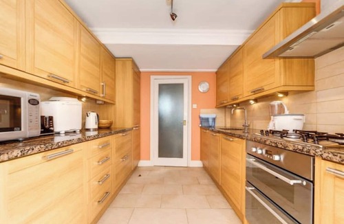 Brighton City Centre House | Happy Monkey Town House - Sleeps 9