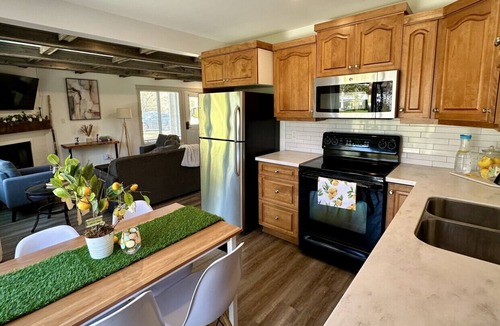 Collingwood House | Happy Valley Spacious Family Townhome.Dog Friendly.Minutes to Blue Mountain