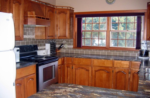 Kent House | Harrison Hot Springs: Vacation Rentals in South Garden