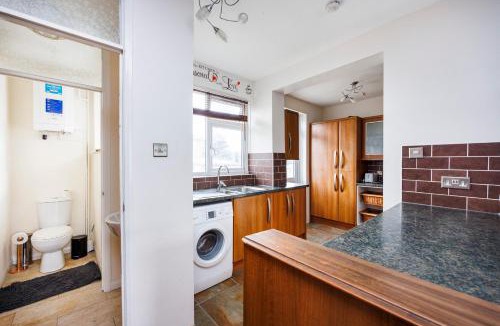 Heath House | Head-on-Beds -Dagenham Larger Groups with Free Parking
