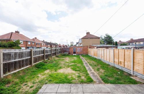 Heath House | Head-on-Beds -Dagenham Larger Groups with Free Parking