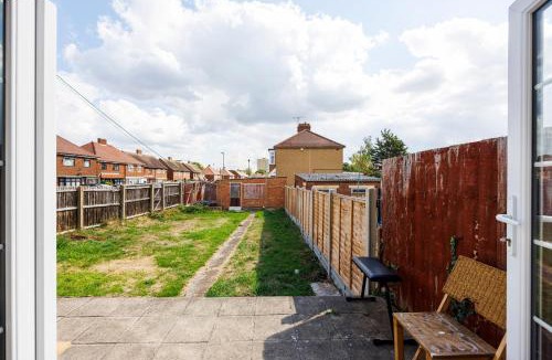 Heath House | Head-on-Beds -Dagenham Larger Groups with Free Parking