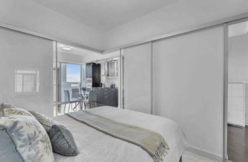 Downtown Toronto Apartment | Heart Of Downtown Condo Close To CN Tower