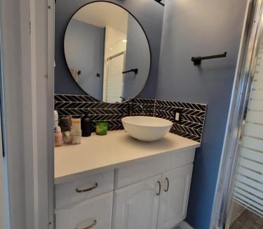 Southwest Calgary House | Heart to Downtown - Bright and Sunny Ultra Premium Queen bedroom