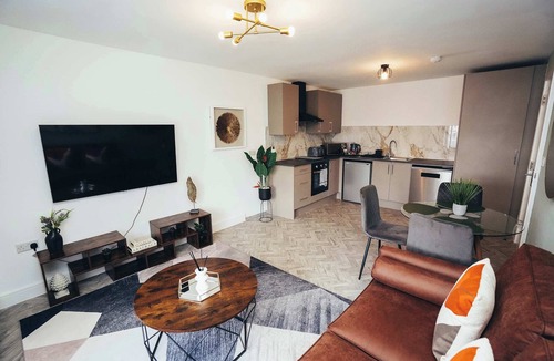 Barrow-on-Trent Apartment | Hen & Chickens Luxury Apt Free Parking | By DerBnB