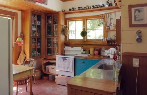 Takaka House | Heritage homestead, retreat, mountain views, peace