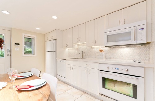 Kitsilano Apartment | Heritage suite in central Kitsilano close to everything