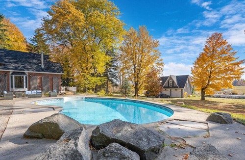 Mulmur House | Hidden Gem w/ Hot Tub + Backyard + Fire Pit + Pool