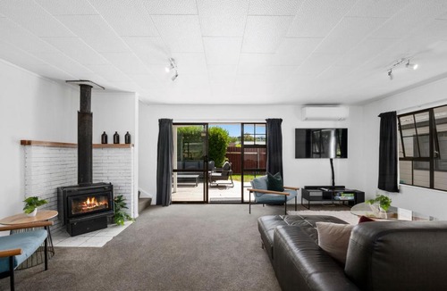 Richmond Heights House | Hideaway on Hyde - Taupo Holiday Home