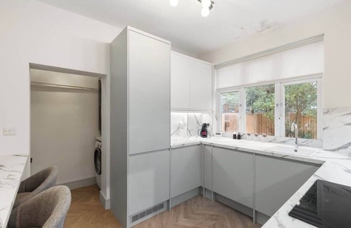 Hendon Apartment | High-End 3-Bedroom Residence With Garden