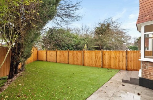 Hendon Apartment | High-End 3-Bedroom Residence With Garden