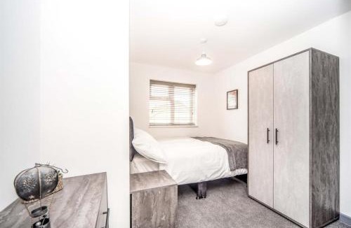 Renhold House | High End Double Room with Own Bathroom Facilities