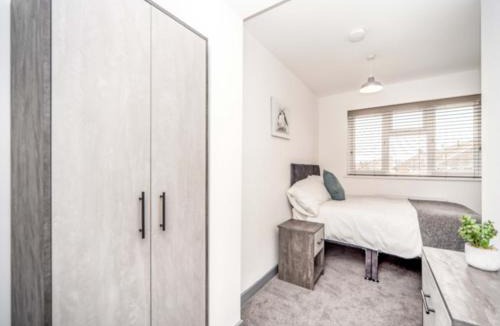 Renhold House | High End Double Room with Own Bathroom Facilities
