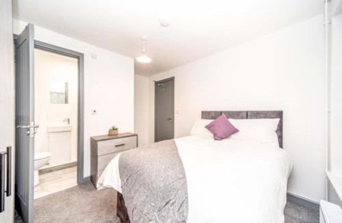 Renhold House | High End Double Room with Own Bathroom Facilities